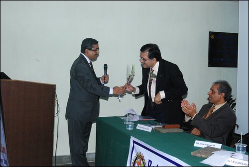 Dg. T N Subramanian presenting token of appeciation to Dr. Sunil Keswani.JPG