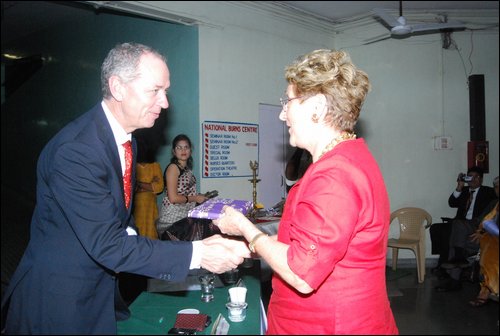 Mrs Shroff presenting gift to Mr Ondracek Wolfgangm(Rotary Club of Leiden, Amsterdam).JPG