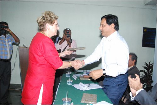 Mrs Shroff presenting gift to guest of honour Mr. Vijay Nahata (Municipal commissioner,Navi Mumbai.).JPG