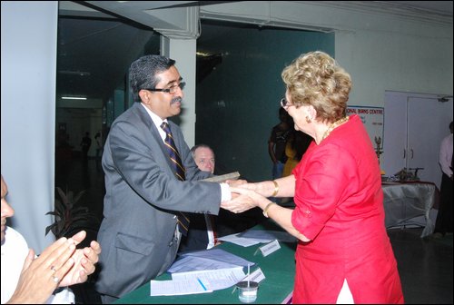 President of Indian Burns Research Society Mrs Shroffff givng token of gft to  Dg TN Subramaniam (Rotary Dist 3140).JPG