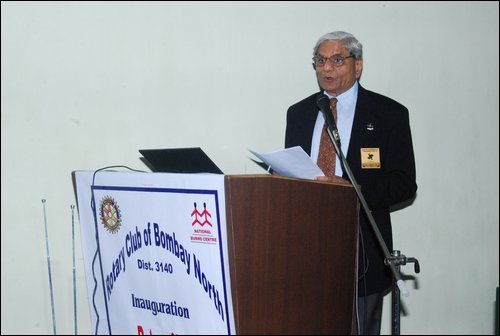 President of Rotary club Bombay North Dr. Satya Agrawala spaking on the concept and evolution of skin bank.JPG