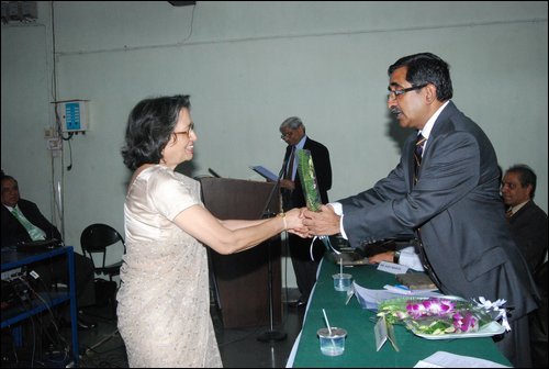 Rotarian Mrs Agrawala receiving token of appreciaciation.JPG